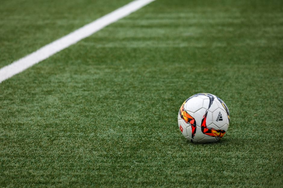 Quả bóng World Cup trên sân cỏ chuyên nghiệp