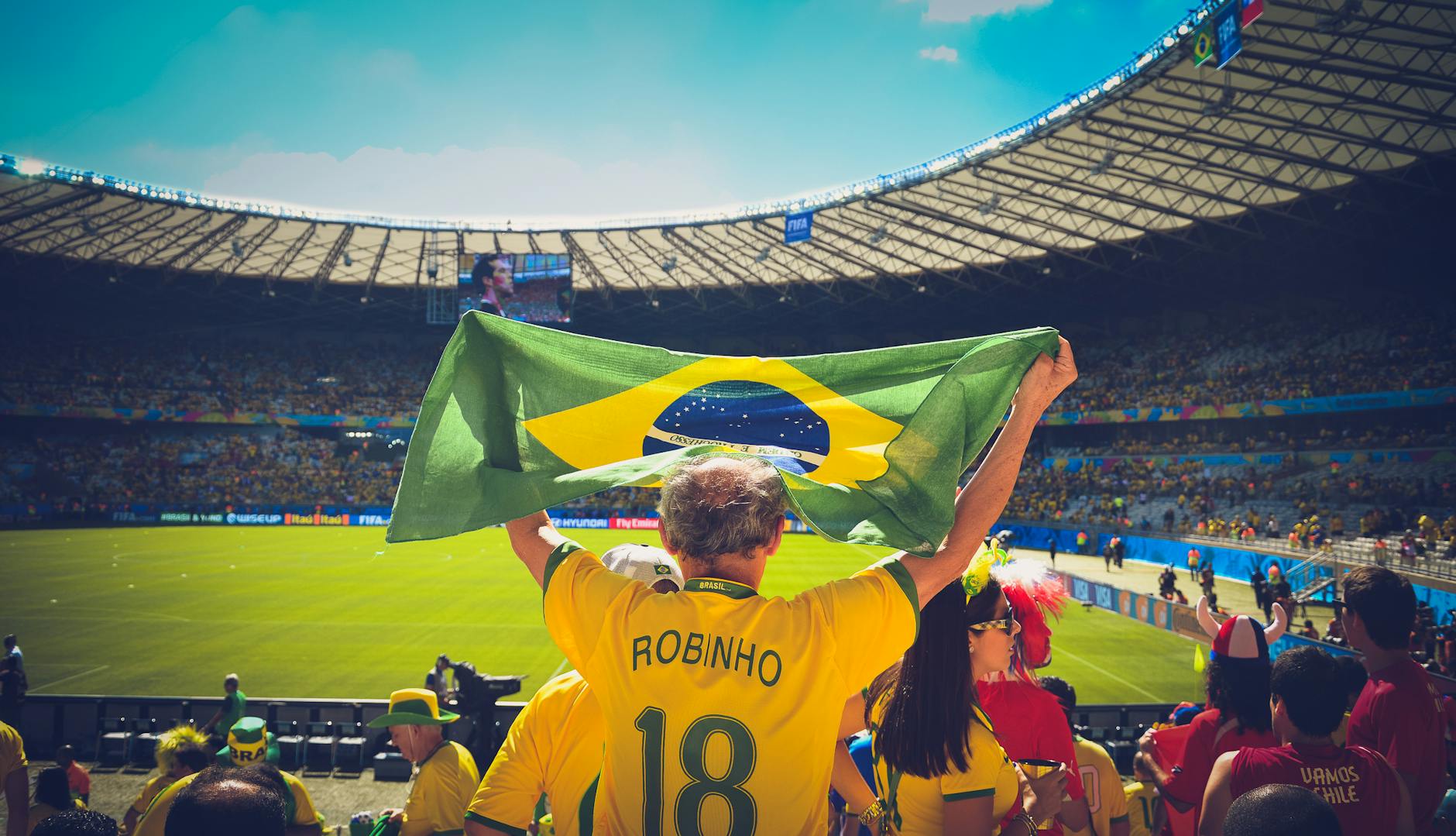 Cổ động viên hâm mộ World Cup 2026 cổ vũ trên khán đài